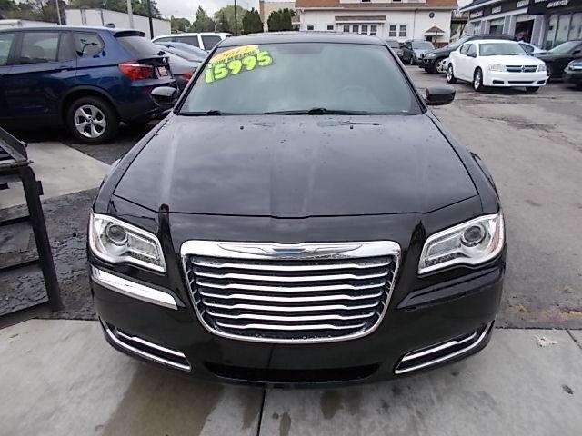 2013 Chrysler 300 4dr Sedan